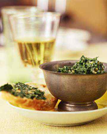 crustysourdoughbreadparsleypesto