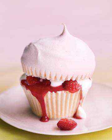 pinkmeringuecupcakesraspberrycurd