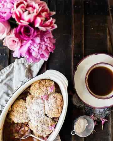 rhubarbcobbler