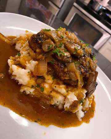 salisburysteakgarlicmashpotatoesmushroomoniongravy
